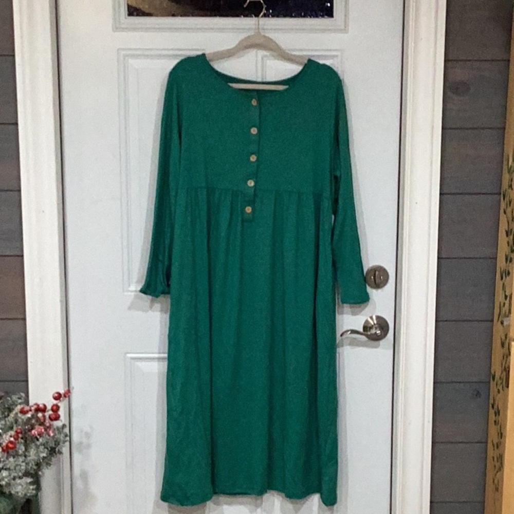 1XL lovely Green dress in a very vice material.  Dress me up or down.